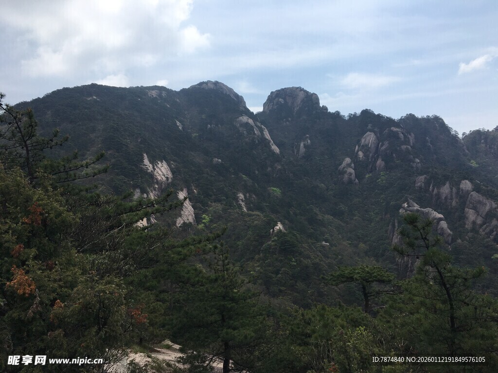 壮丽山景 绿意盎然的峰峦