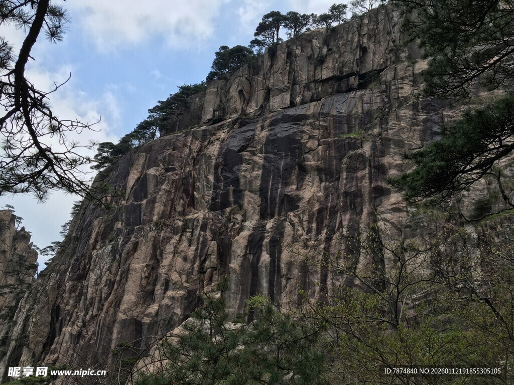 陡峭岩壁 尽显自然奇观