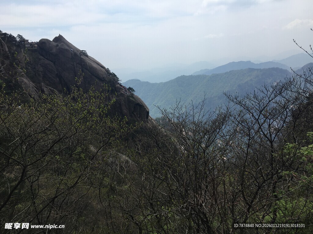 山间景致 绿意盎然的山峦