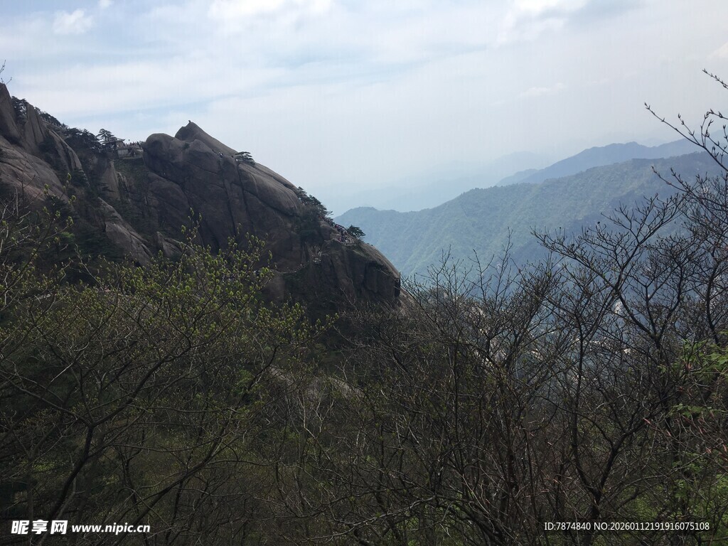 山峦叠翠间的自然景致