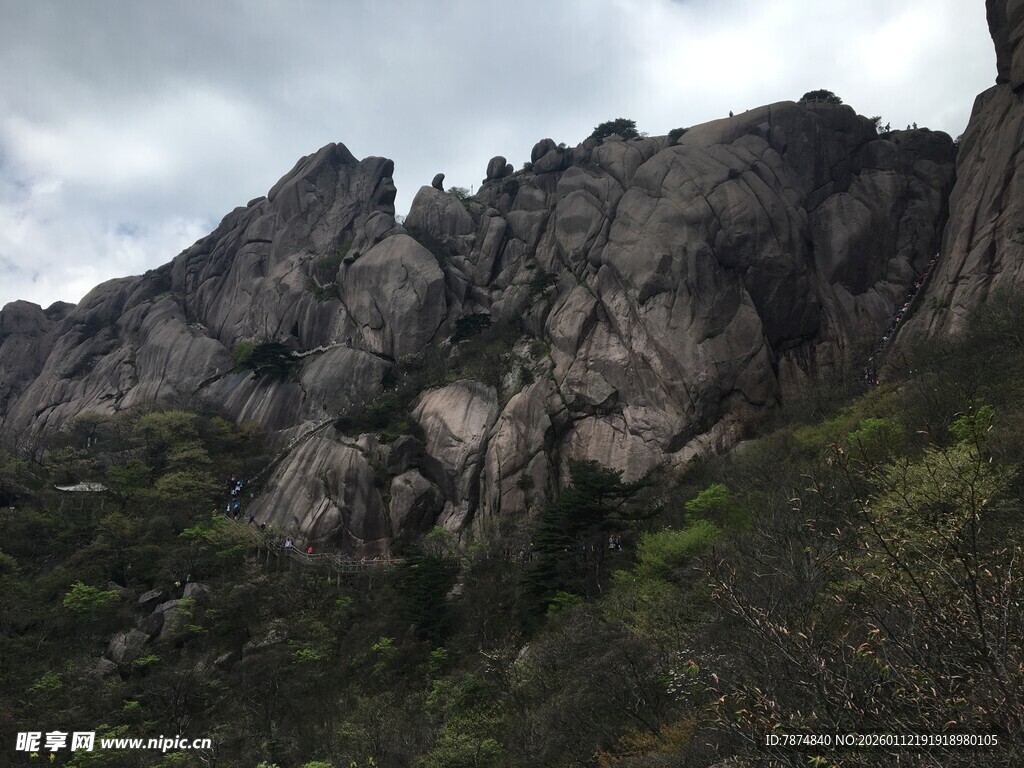 巍峨嶙峋的壮观山峰