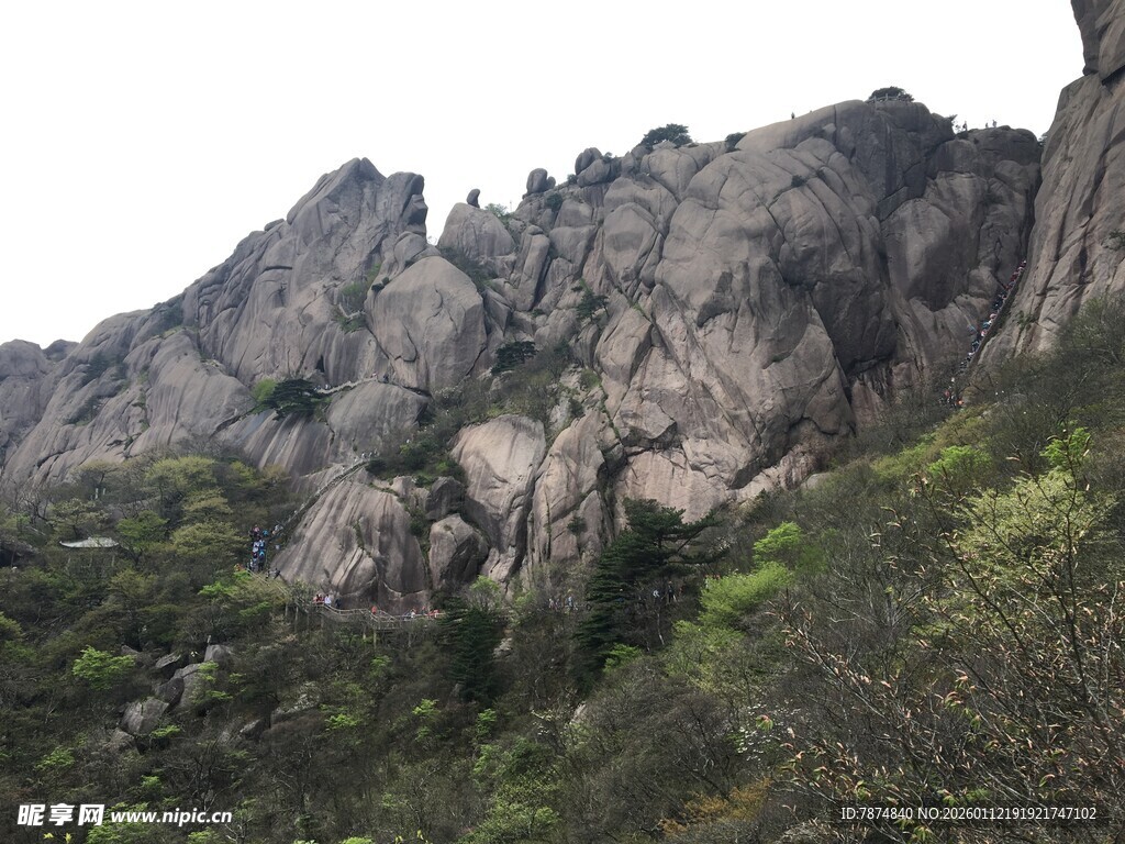巍峨嶙峋的壮丽山景
