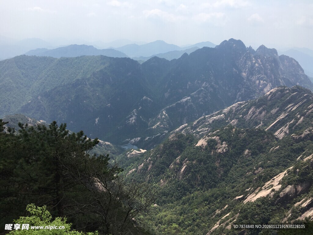 山峦叠翠的壮美自然景观