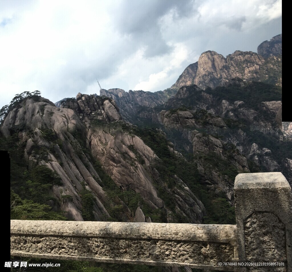 巍峨群山云雾缭绕之景