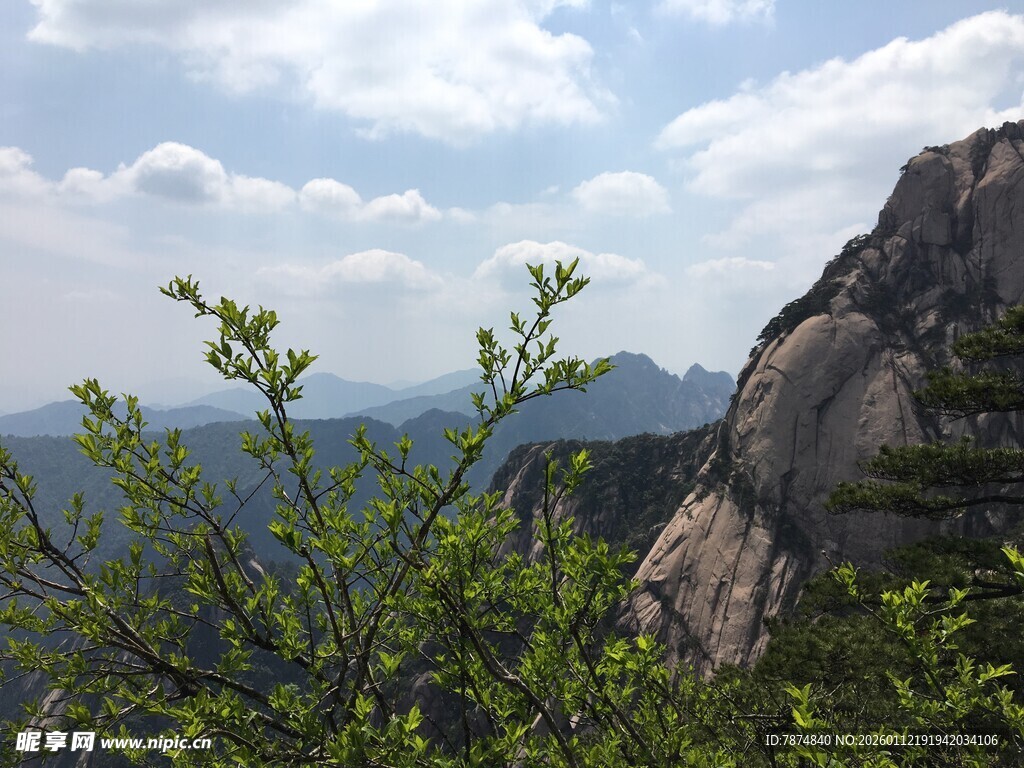 山间葱郁景致 巍峨山峰
