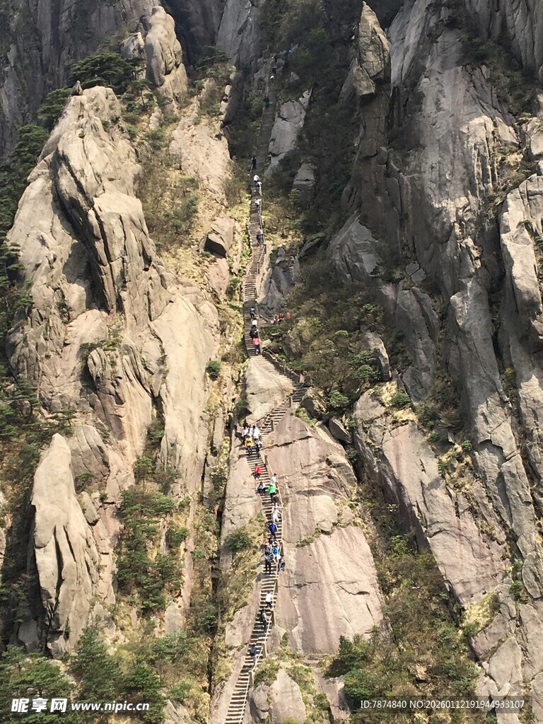 陡峭嶙峋的壮丽山壁