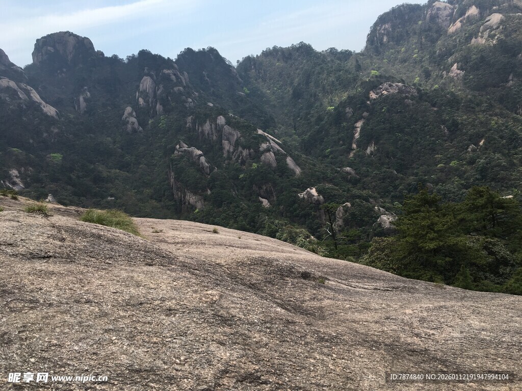 壮丽山景 岩石与青山相依