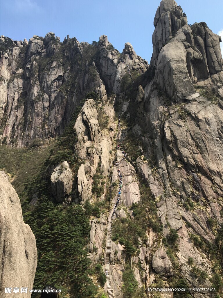 巍峨嶙峋的壮丽山景