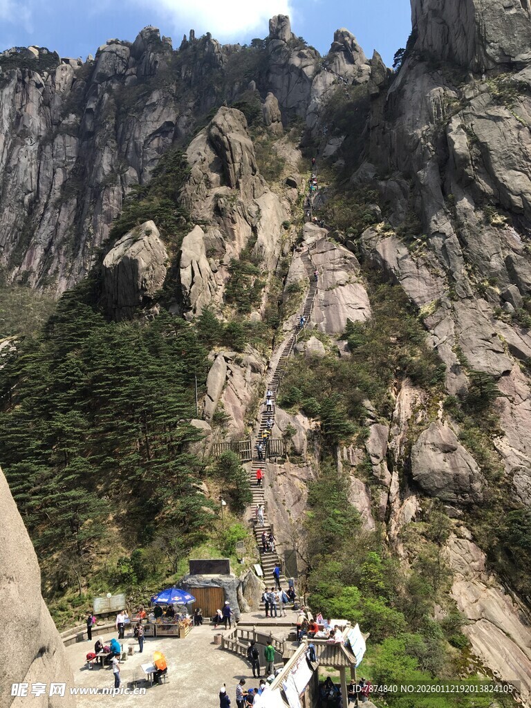 黄山美景中游客驻足观景