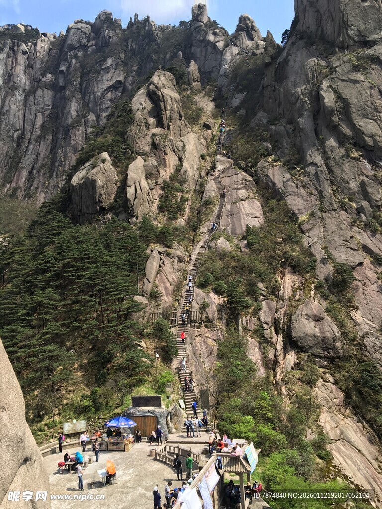 黄山美景下的游客休憩处