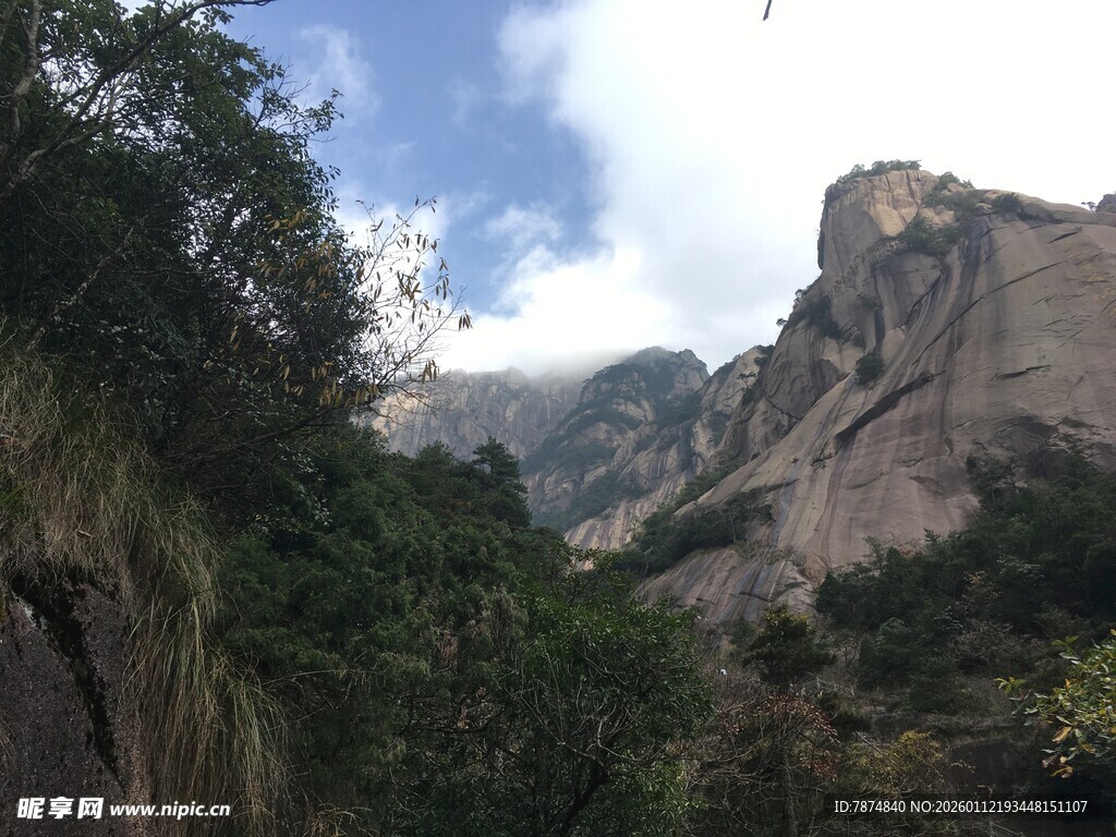 巍峨山峰与葱郁植被