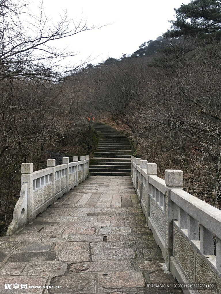 山间石桥步道景色