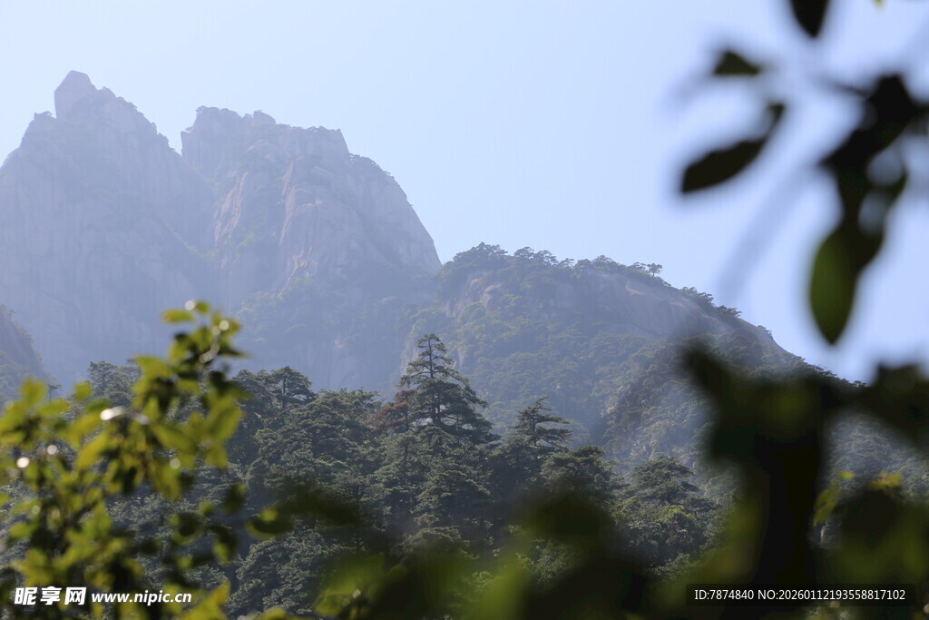 青山葱郁间的巍峨山峰