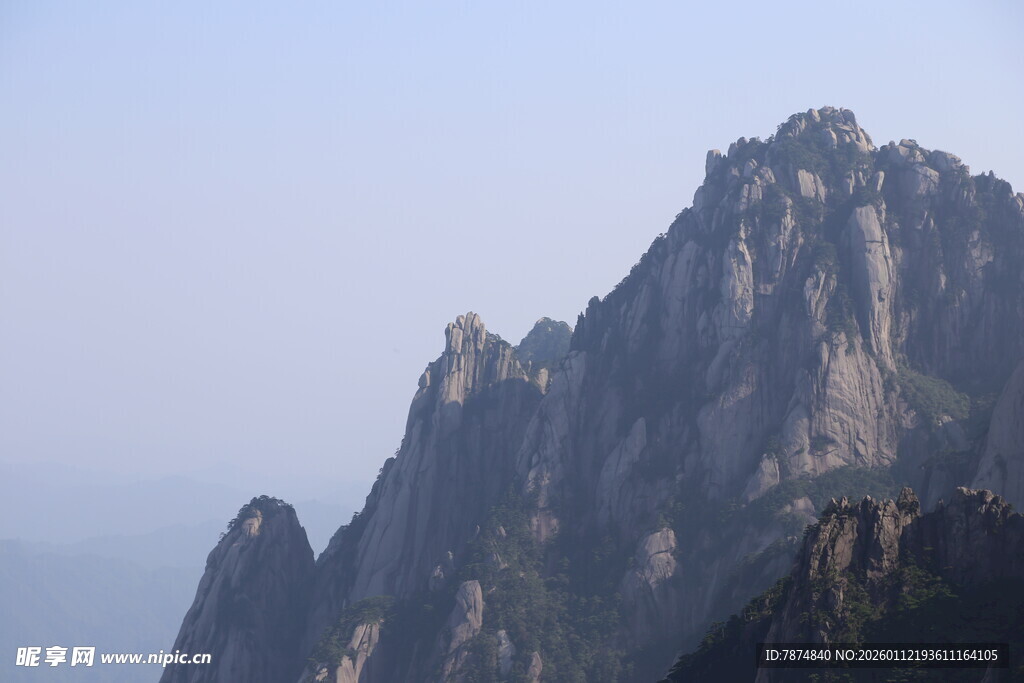 巍峨壮美山峰景观