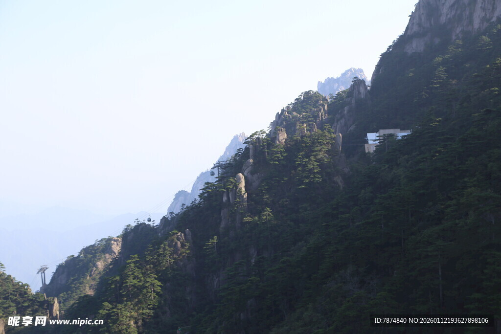 巍峨青山 尽显自然之壮美