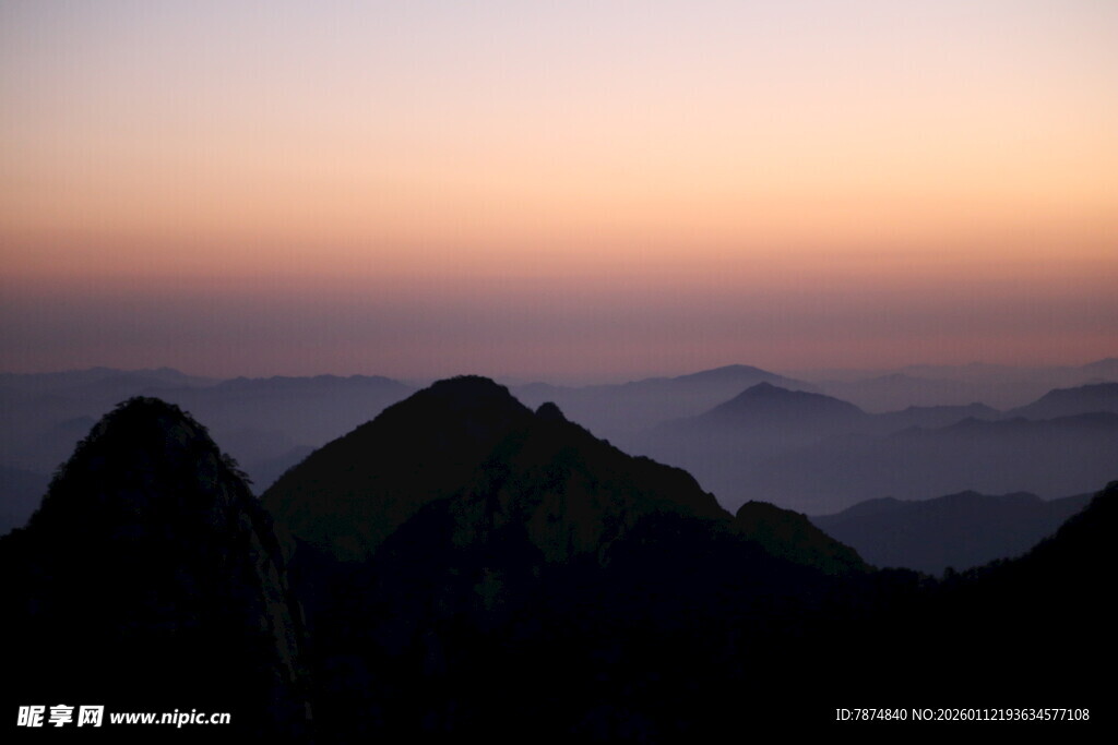 日出时分的山峦美景