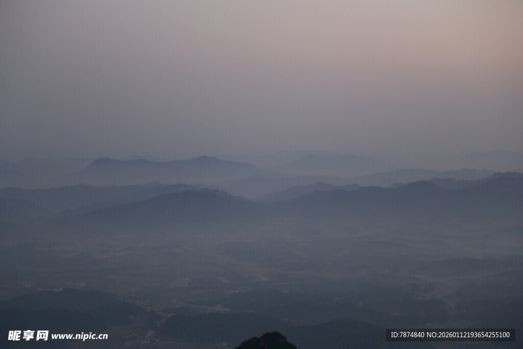 山间晨雾弥漫的朦胧美景