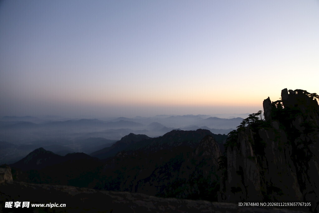日出时分的山峦云海