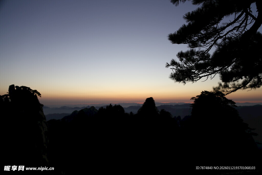 黄山日出前的山峦剪影