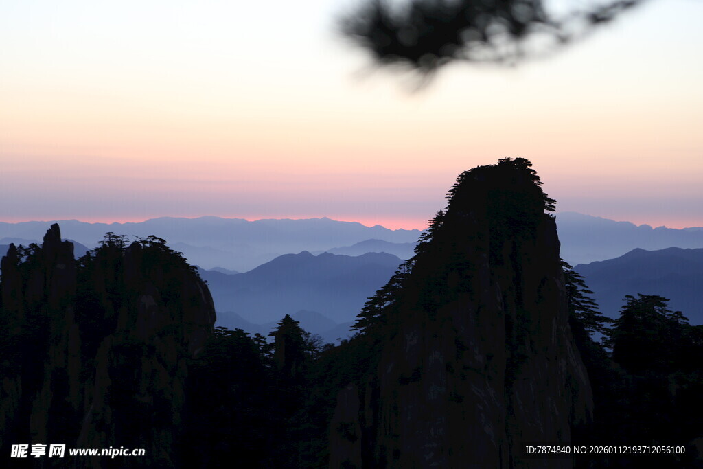 黄山日落奇峰美景