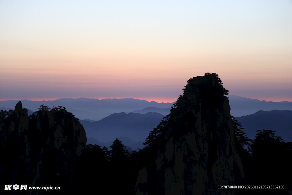 黄昏下的壮丽山峰景观