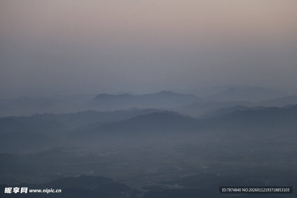 山间晨雾弥漫的朦胧景致
