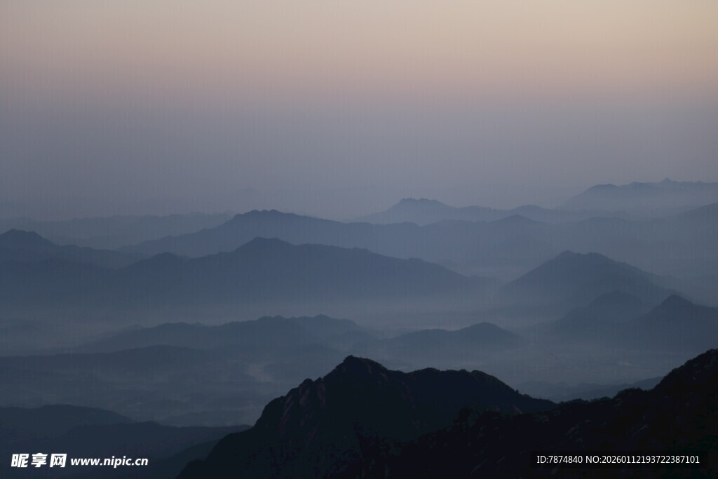 山间暮霭 朦胧壮美之景