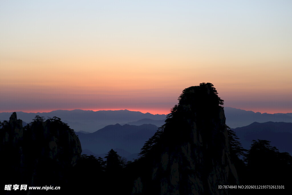 日出时分的壮丽山景
