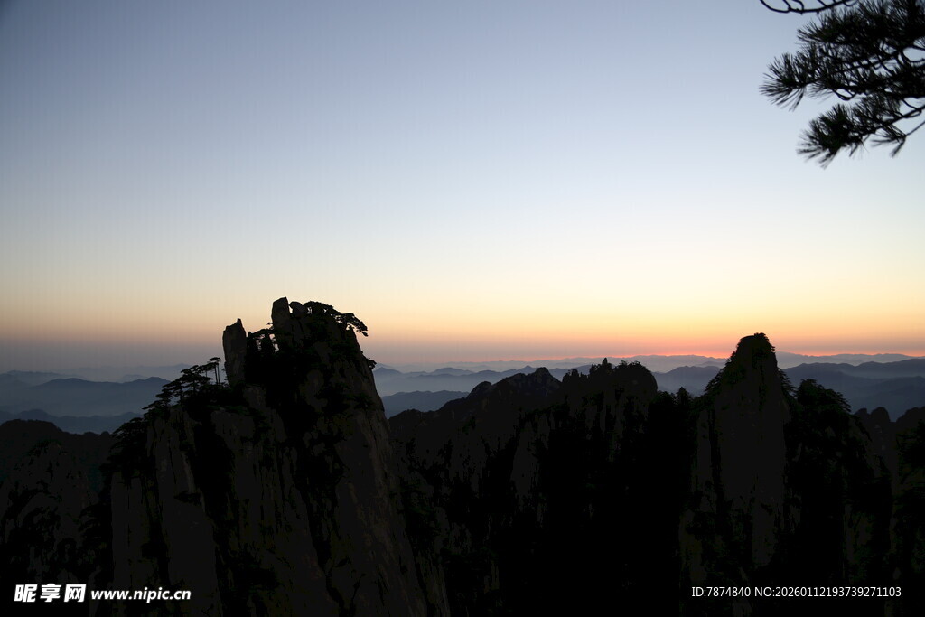 黄山日出时的壮丽山景