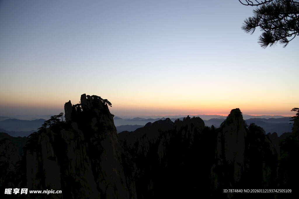 黄山日出时的壮丽山景
