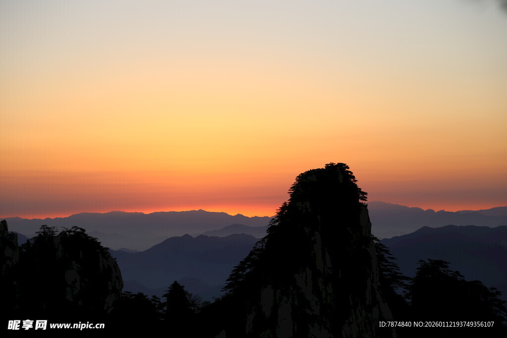 日落时分的壮丽山景