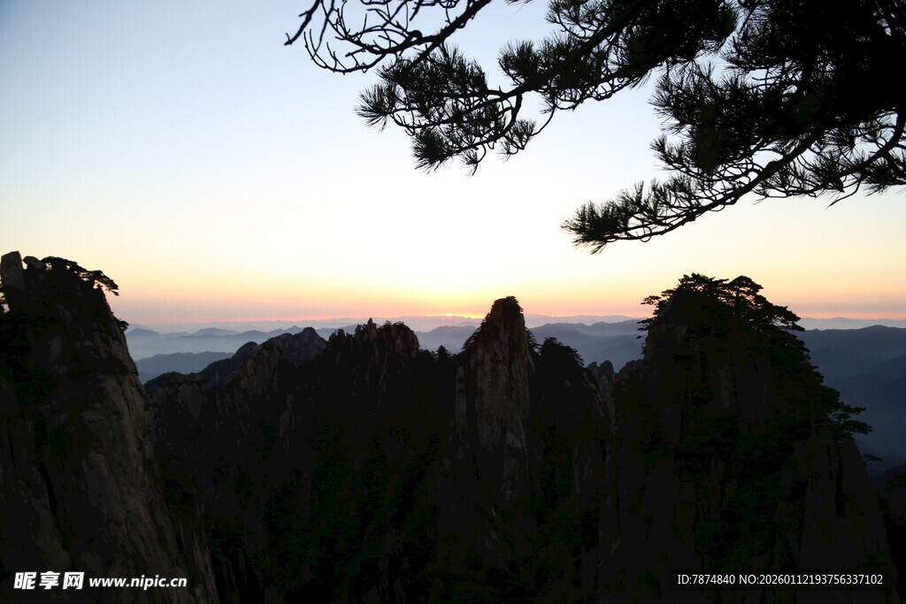 黄山日出时的壮丽山景