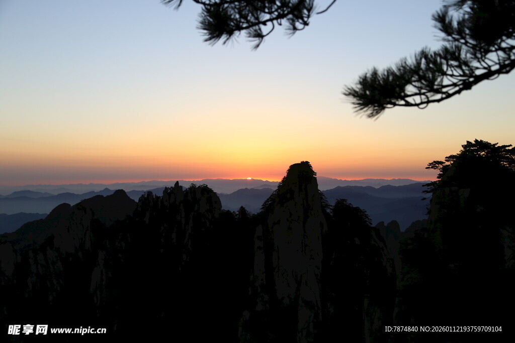 黄山日出时的壮丽山景