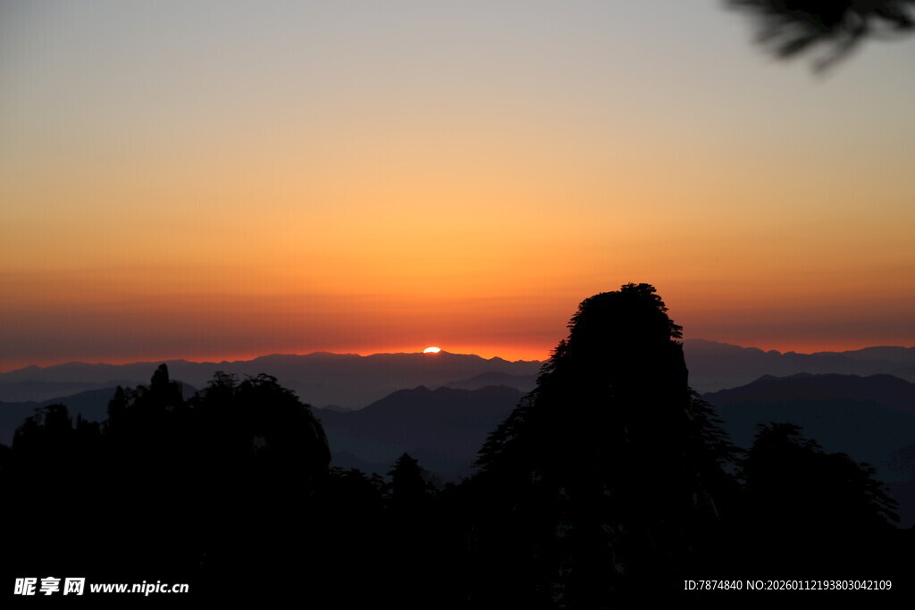 日落时分的山峦美景