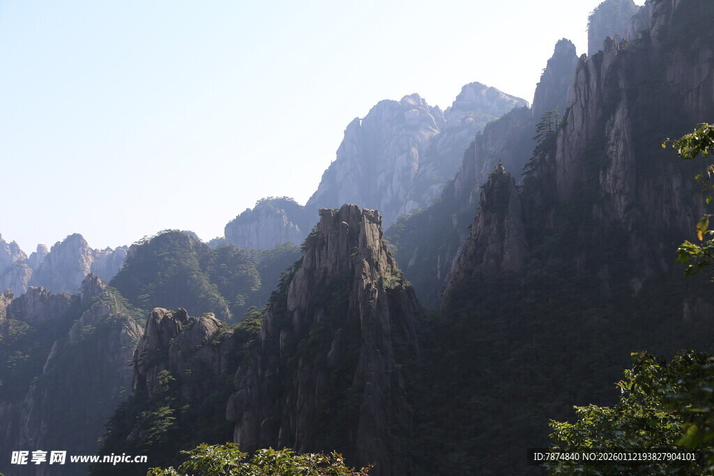 壮丽巍峨的山峰景观