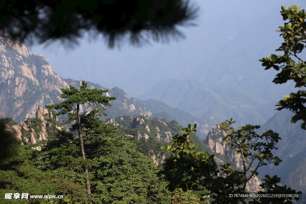 山林间的秀丽山峦景色