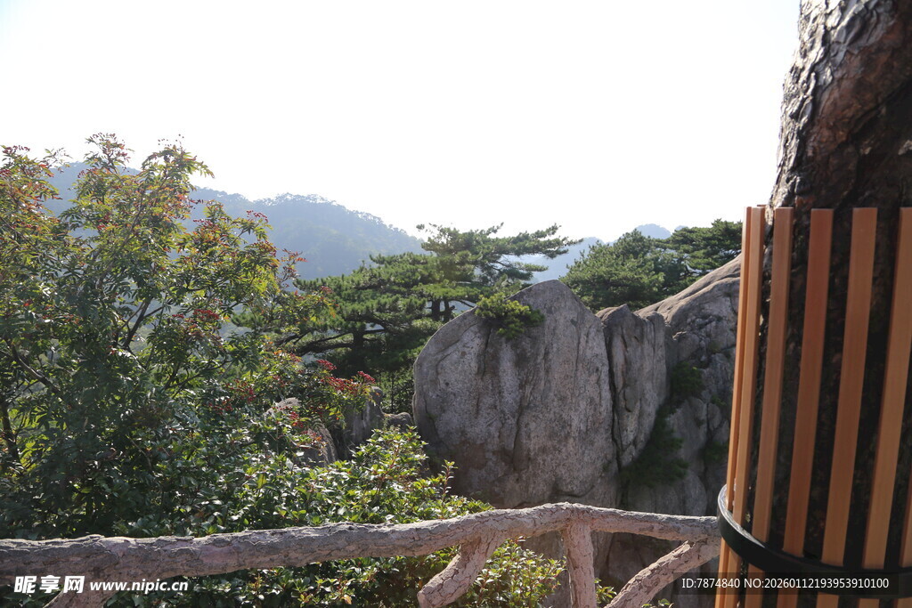 山间竹栏旁的自然景致