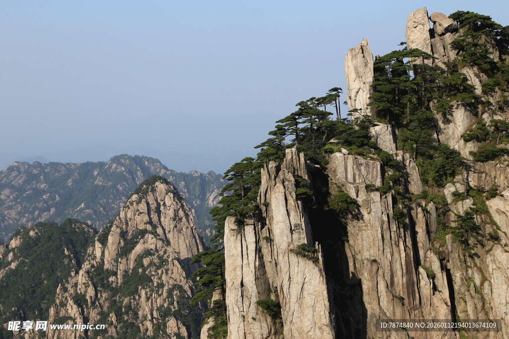 巍峨峻峭的壮丽山峰