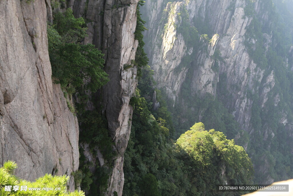 险峻山峦间的绿意