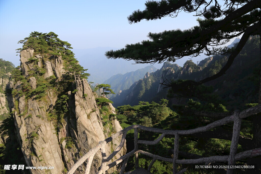 黄山奇峰栈道美景