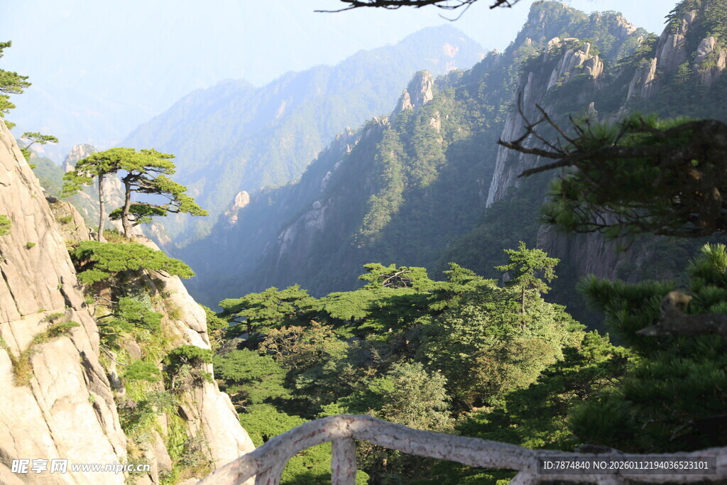 黄山奇峰峻景 栈道蜿蜒