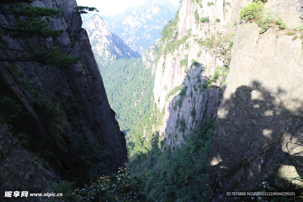 悬崖峭壁间的壮丽峡谷景观