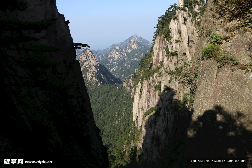 壮丽山景 峡谷间的巍峨奇峰