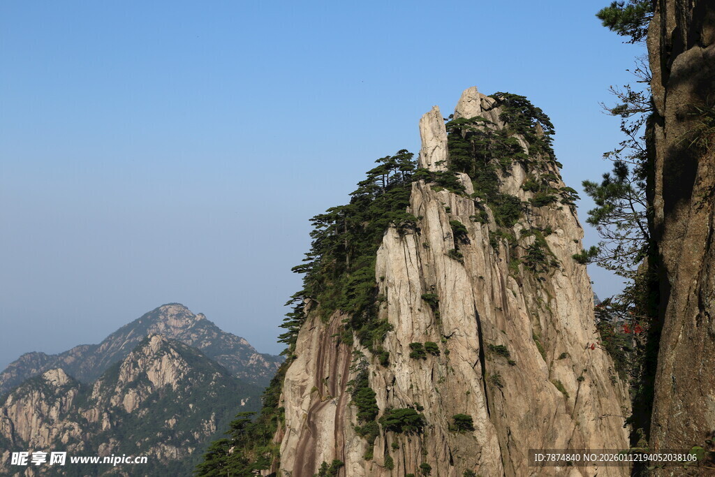 巍峨险峻的壮观山峰