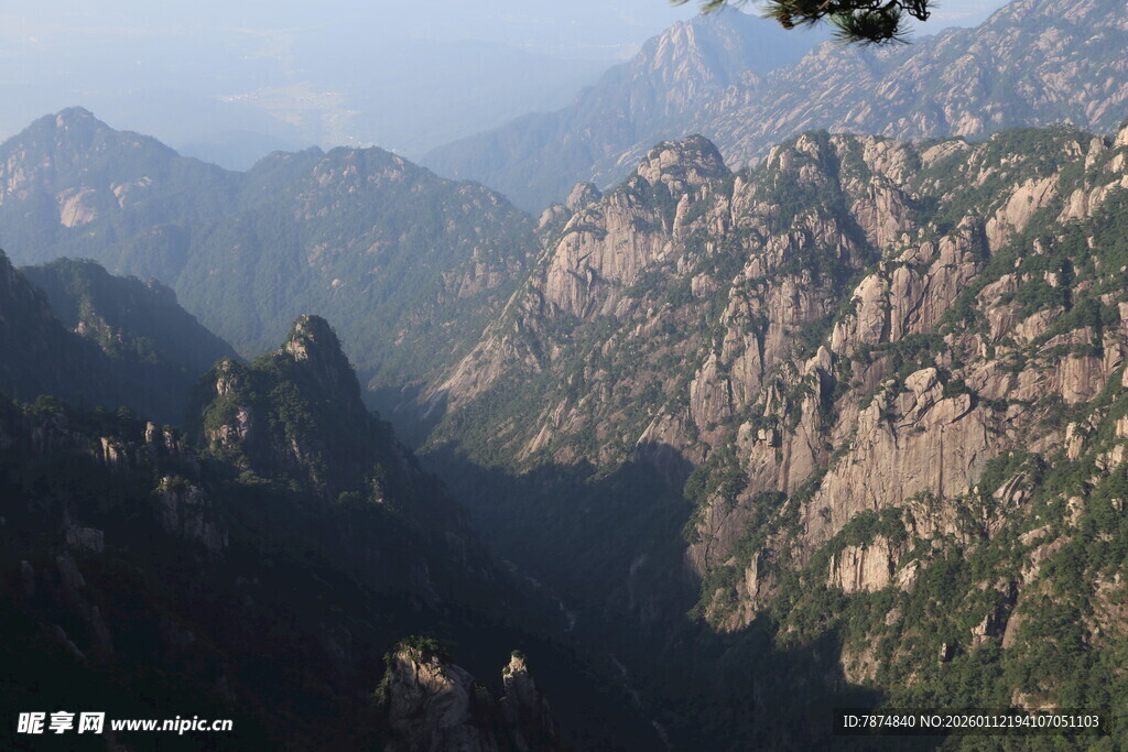 空中俯瞰壮美山峦景色