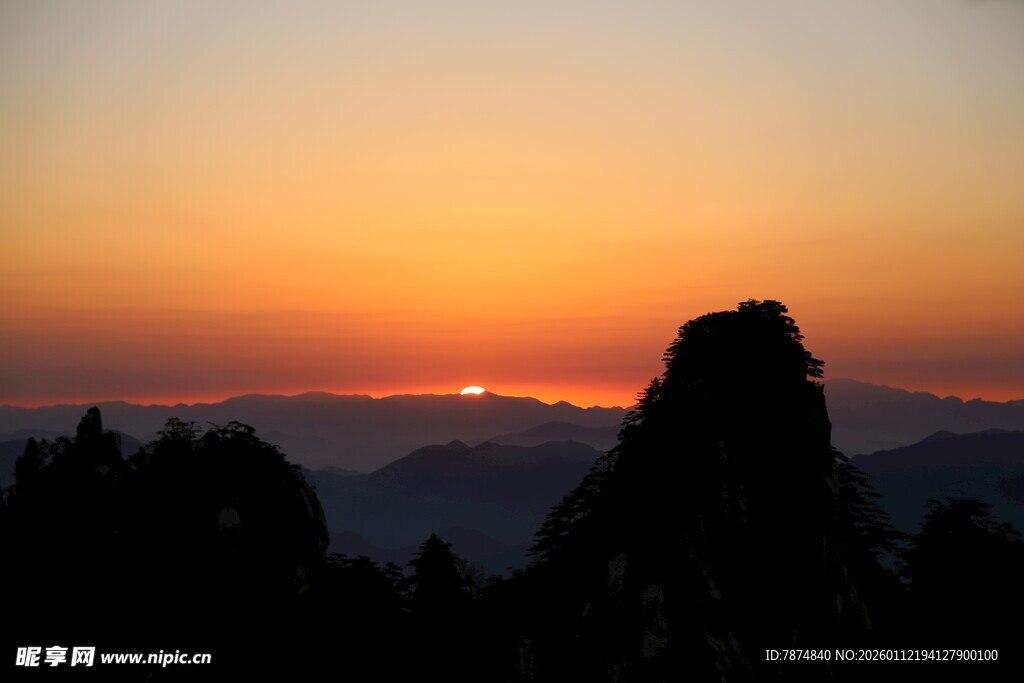 日落时分的山峦剪影