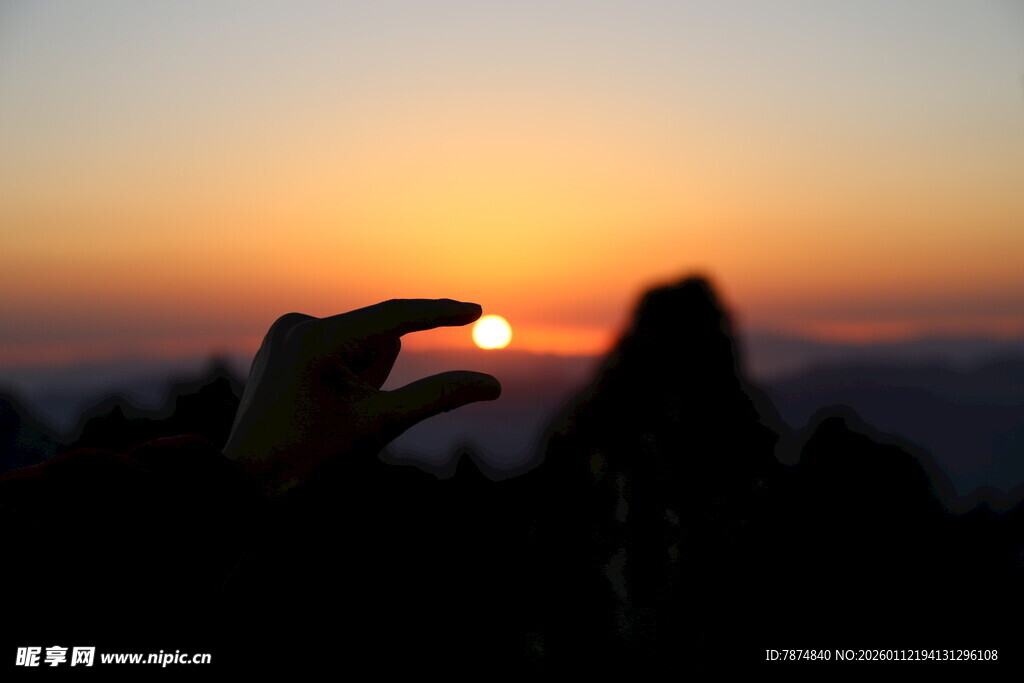 指尖托住夕阳美景