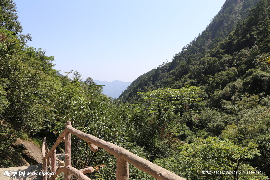 山间木栏处的秀丽风光