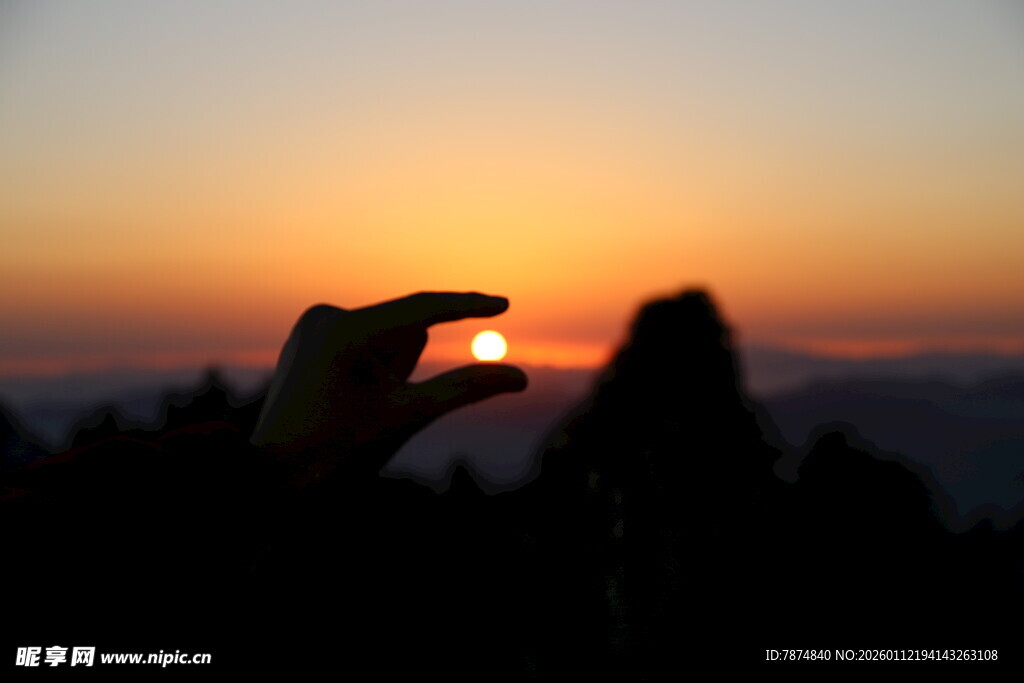 手托夕阳美景