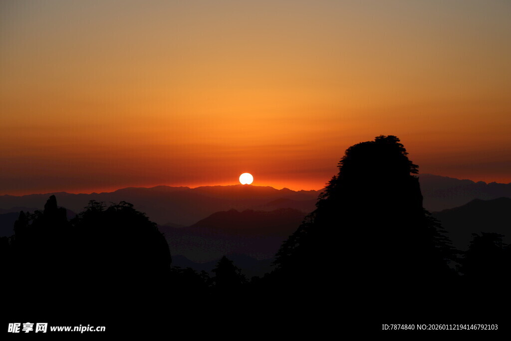 日出时的壮丽山峰景观